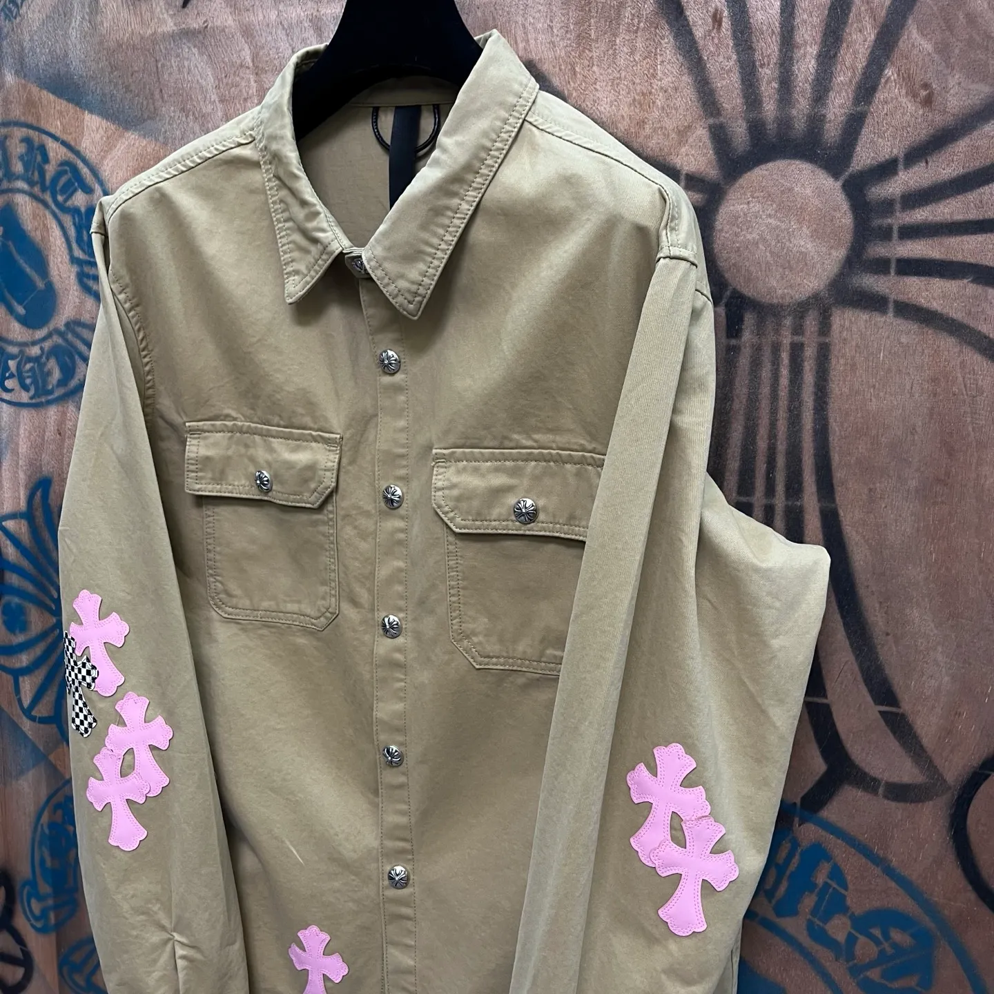 P610 Wang Zha has a new one! Heavy 15.5oz! Kill all market versions instantly! The price has bottomed out. Chrome Hearts Haute Couture Chrome Hearts patchwork leather denim jacket. The choice of high-grade twill denim custom-made fabrics is very important. It distinguishes the low version and wrong version of all pure black denim fabrics on the market. The cross patchwork leather is all imitation lambskin. All dyeing is completely restored without color difference. The inner leather label is first-layer calfskin. All hardware is 925 silver plated. It distinguishes all versions on the market. There is no better casual comparison in the market. Same style for men and women S-XL